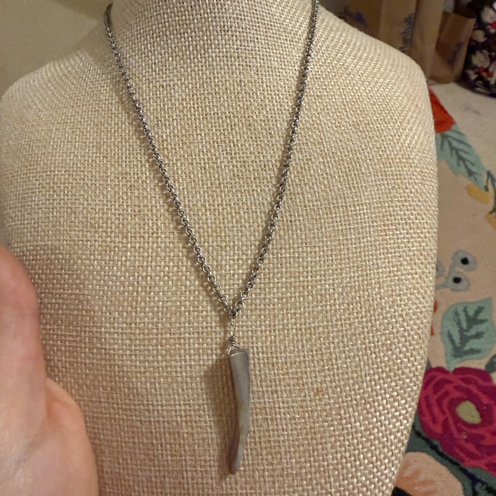 Lucky Brand Silver Tone Gray Shell Horn Pendant Necklace Boho Rolo Chain 22 Inch